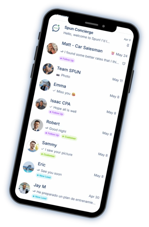 Spun en un móvil: la lista de chats con etiquetas en cada conversación.